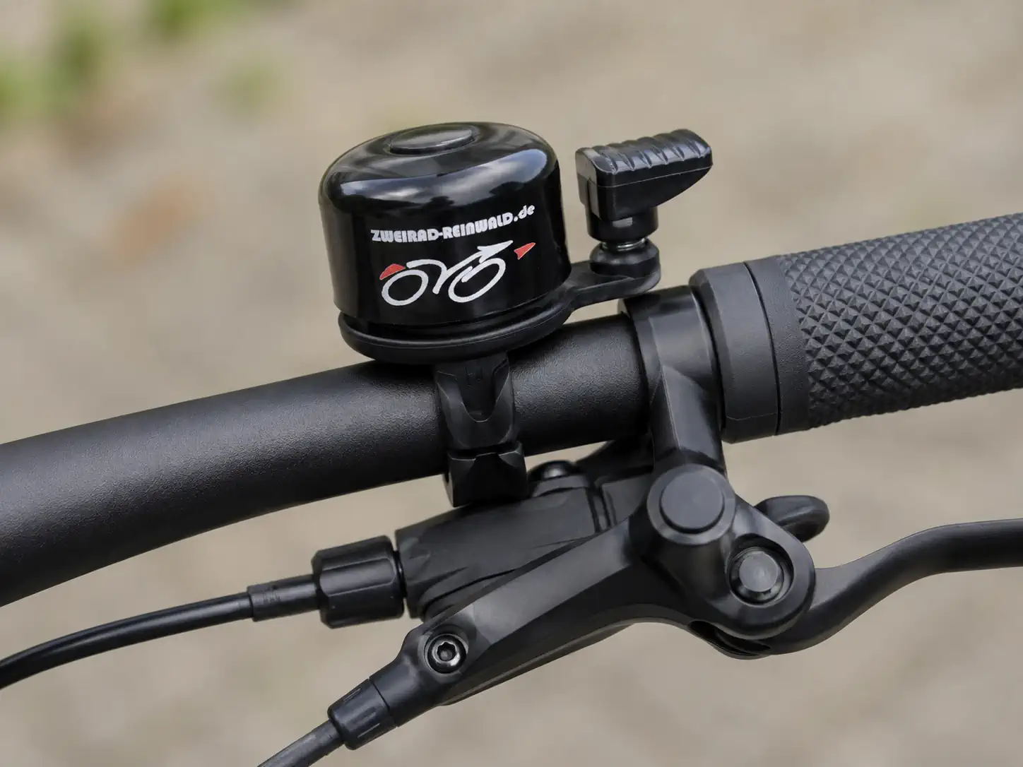 Mini-Klingel auf der rechten Seite des Fahrradlenkers