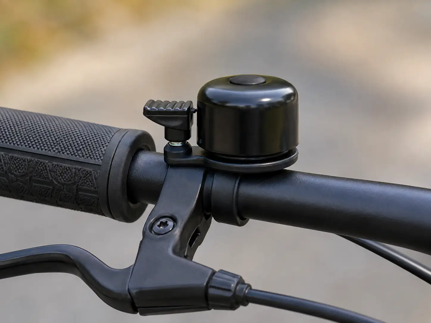 Mini-Klingel auf der linken Seite des Fahrradlenkers