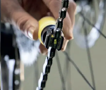 Fahrradkette wird mit der Luberetta geschmiert