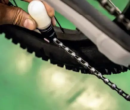 Fahrradkette wird mit der Luberetta geschmiert