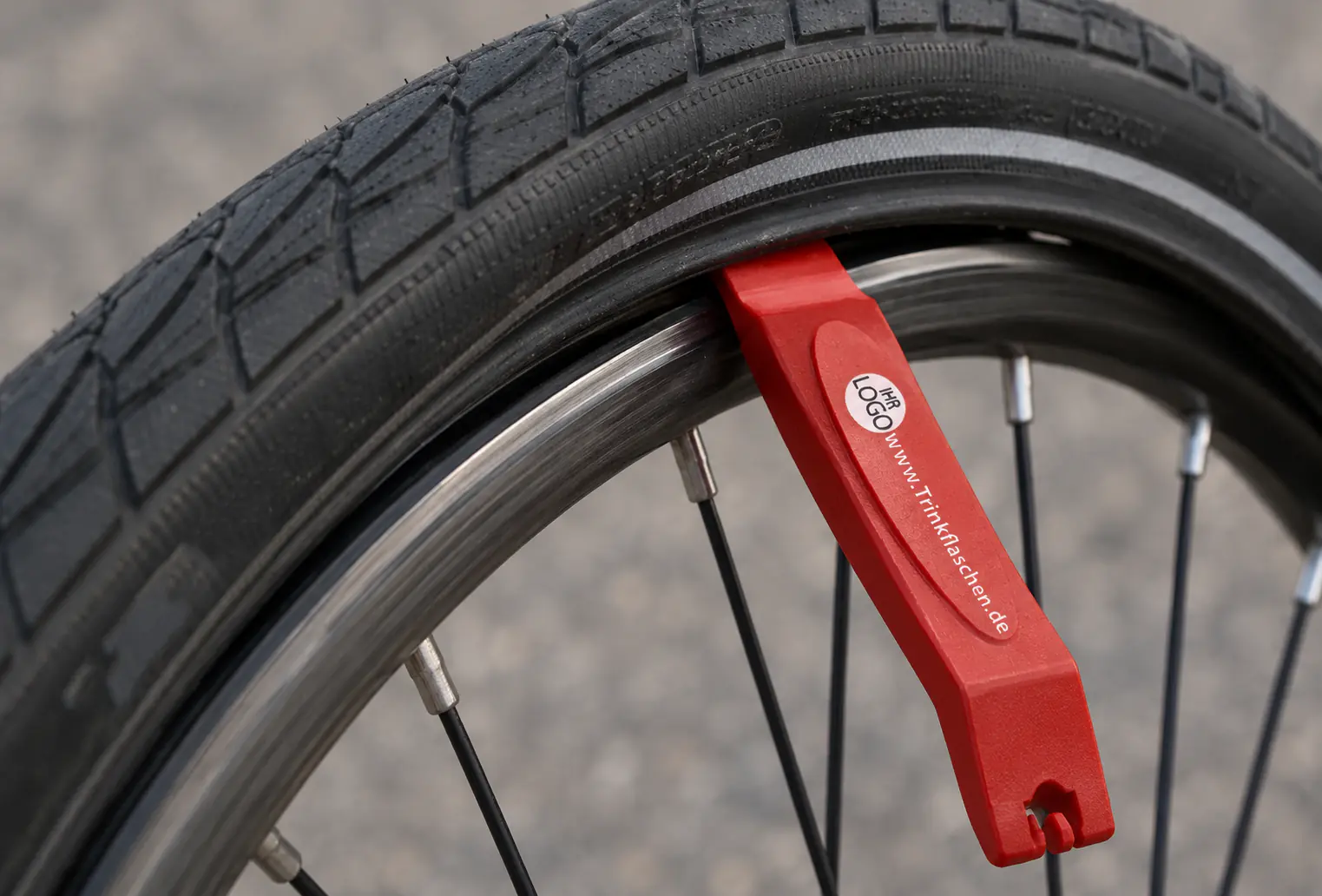 Mehrere Reifenheber in verschiedenen Farben